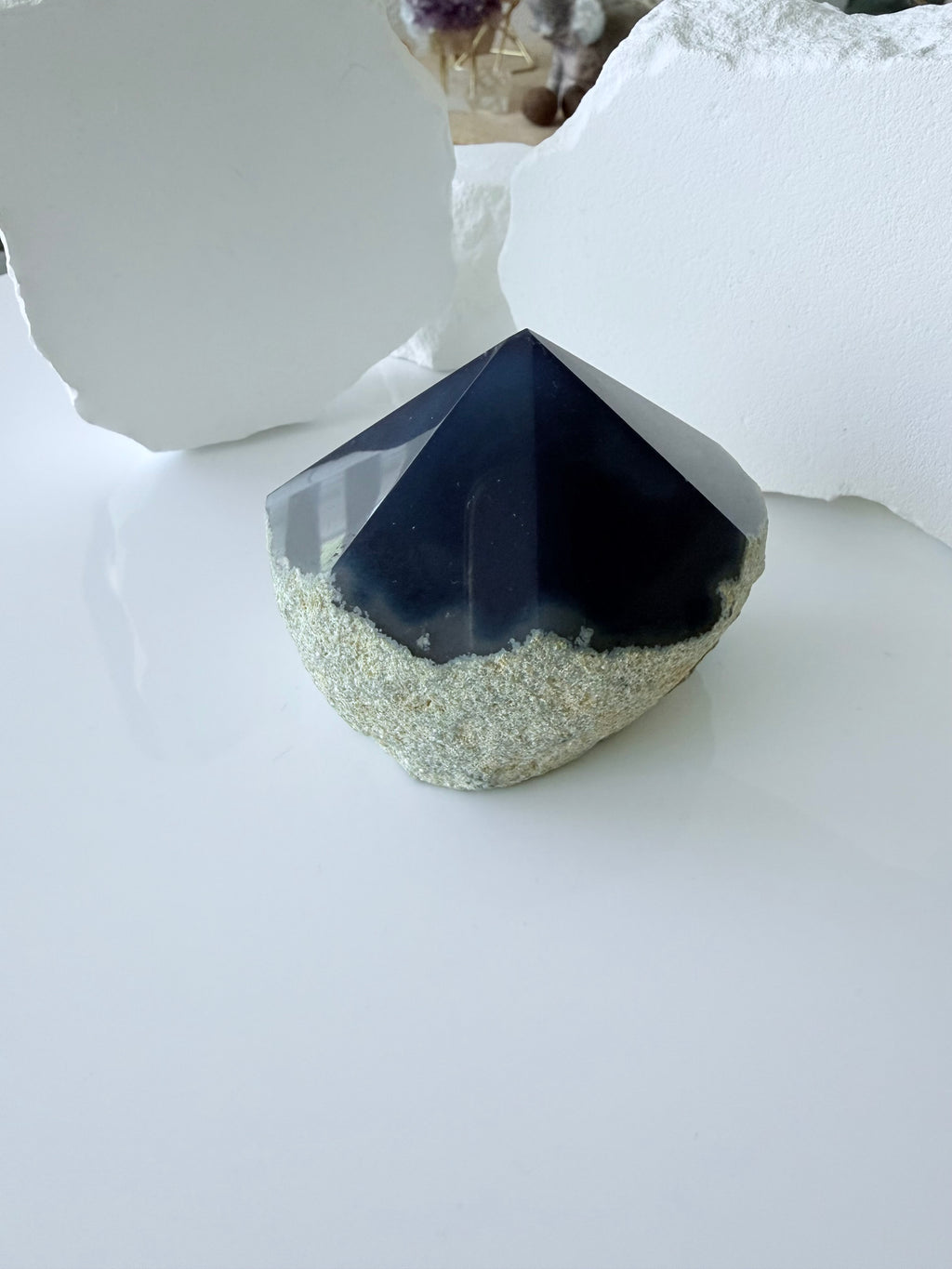 Blauwe Agaat – half ruw, half geslepen