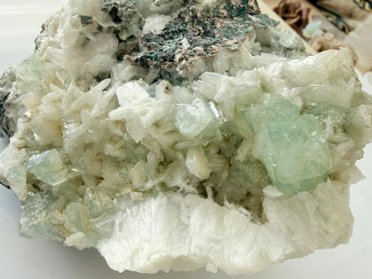 Apofylliet (groene) met Stilbiet en soms Heulandiet (Hieros Gamos)