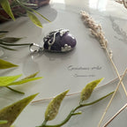 Amethist hanger met witte vlinder image 2