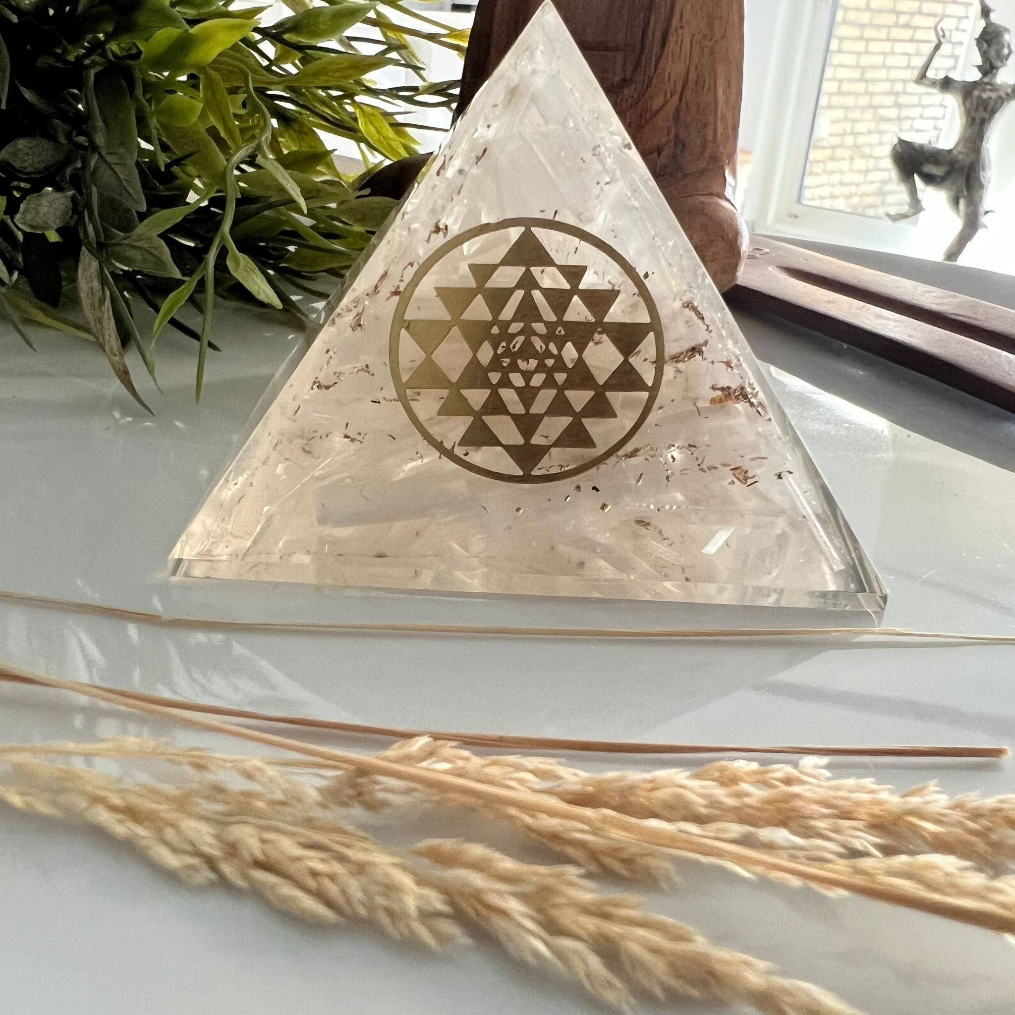 Orgonite Pyramide Selenite - Sri Yantra - image 2