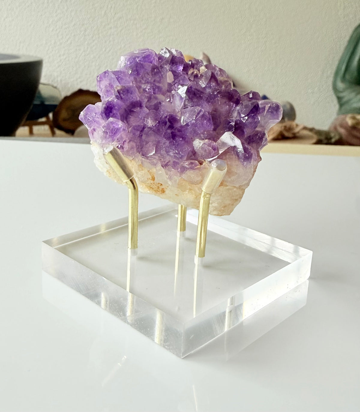 Natuurlijke Amethist Cluster op luxe transparante edelsteenhouder