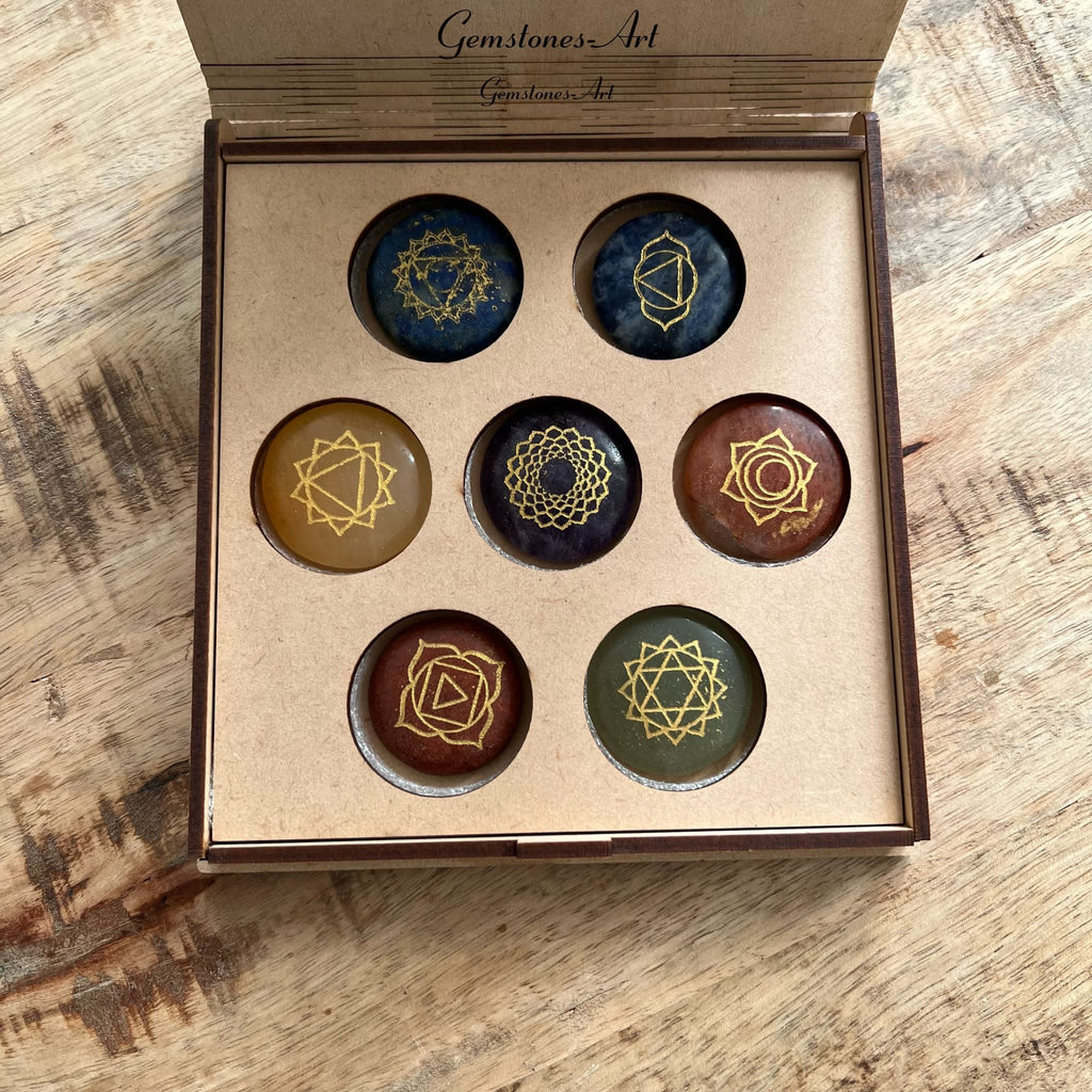 chakra stenen in houten geschenkdoos image 0