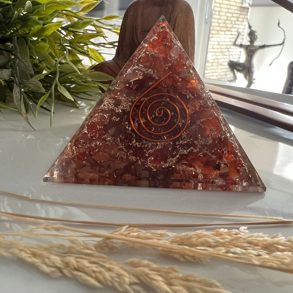 Orgonite Pyramide Carneool - Heiligbeenchakra image 1