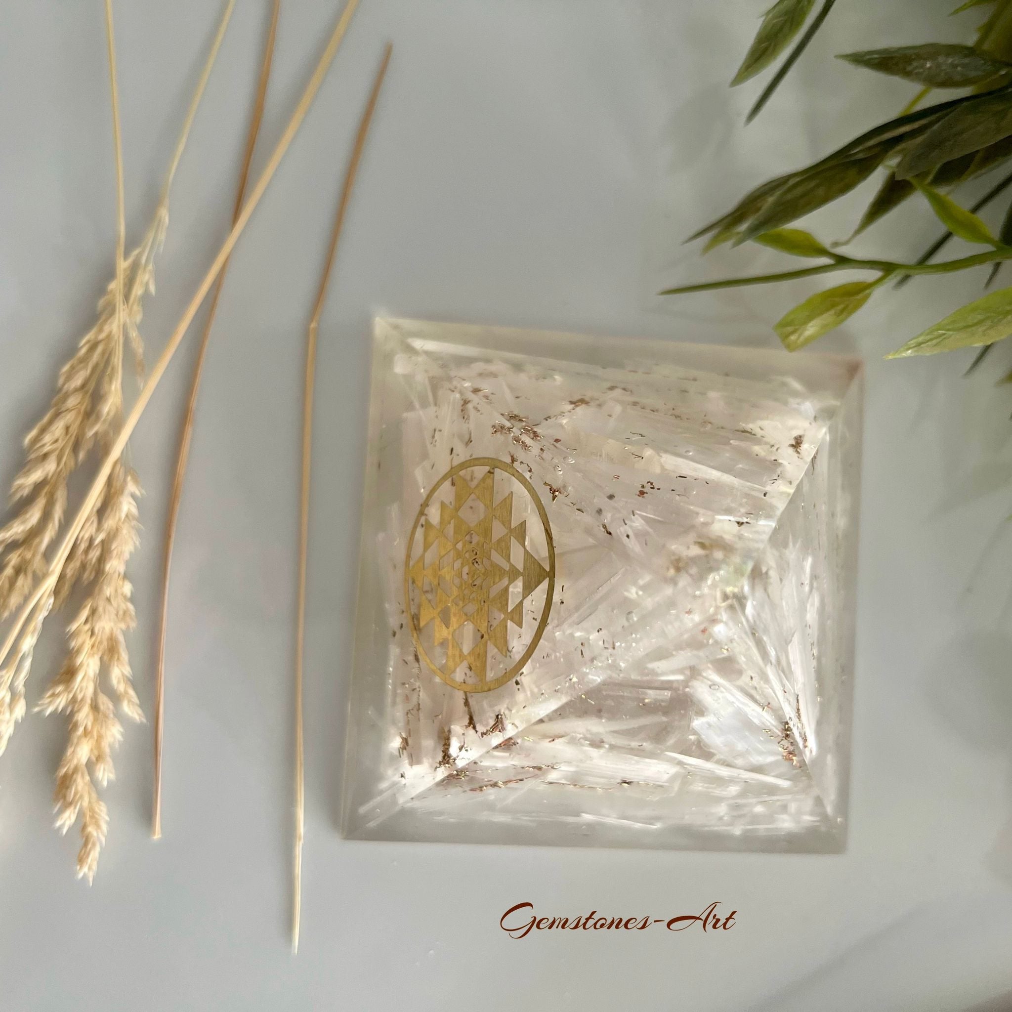 Orgonite Pyramide Selenite - Sri Yantra - image 1