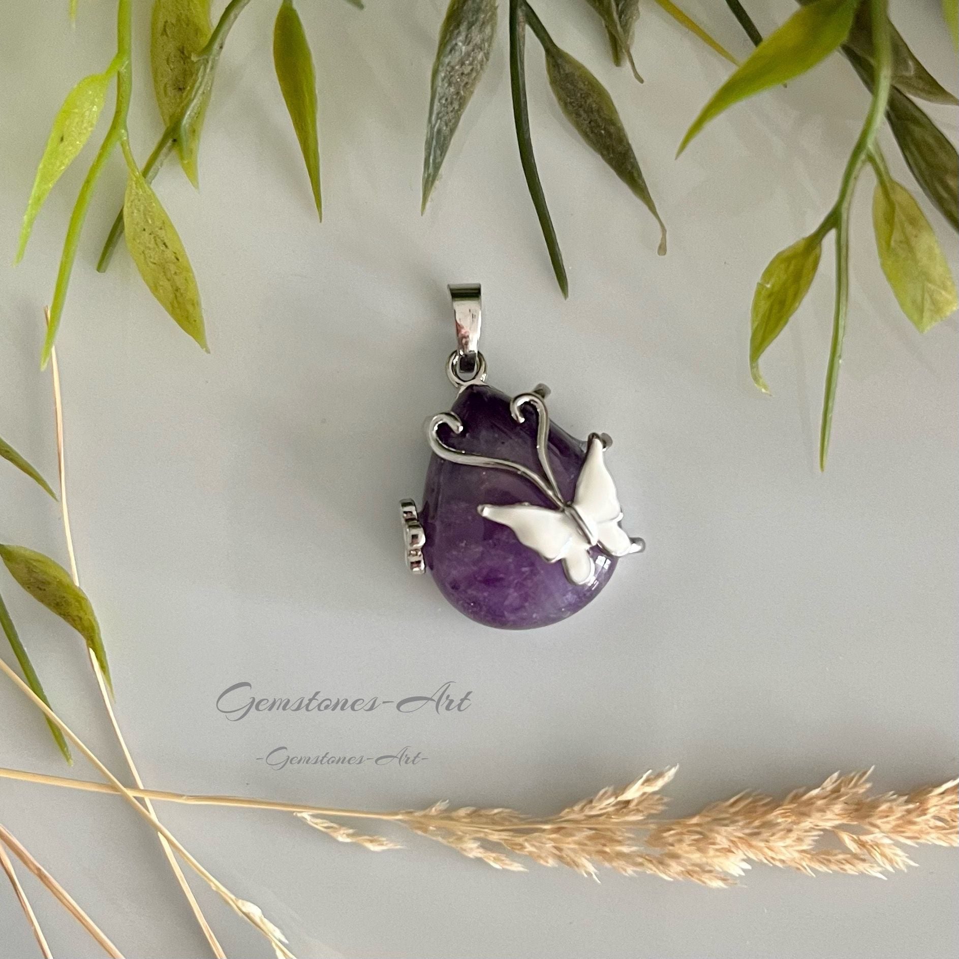 Amethist hanger met witte vlinder image 0