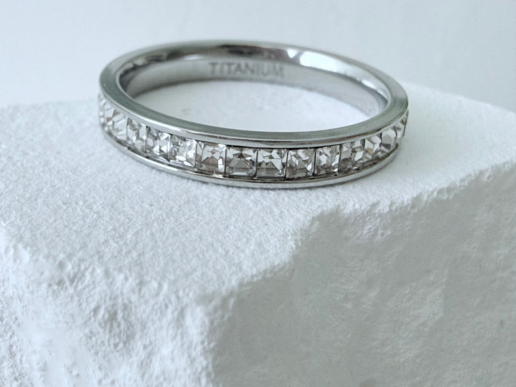 Titanium ring met kristalheldere zirkonia