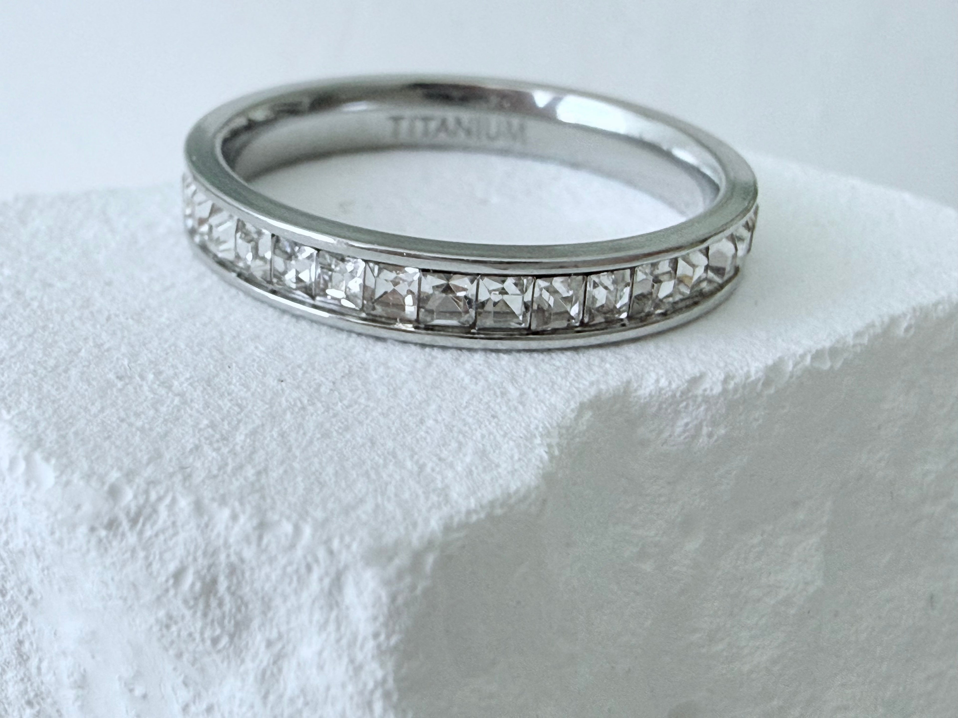 Titanium ring met kristalheldere zirkonia