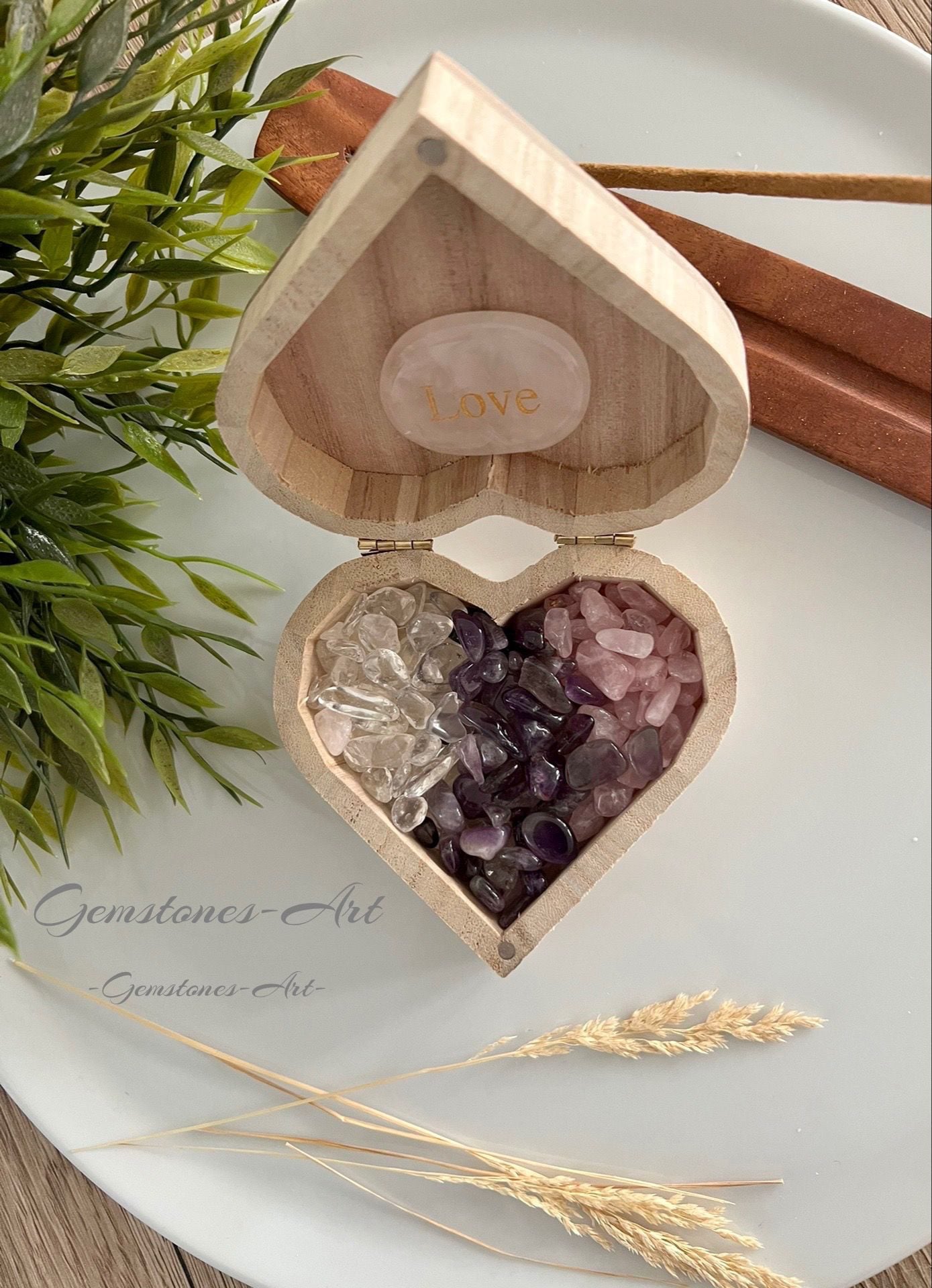 Houten cadeau hart met gouden driehoek edelsteentjes image 1