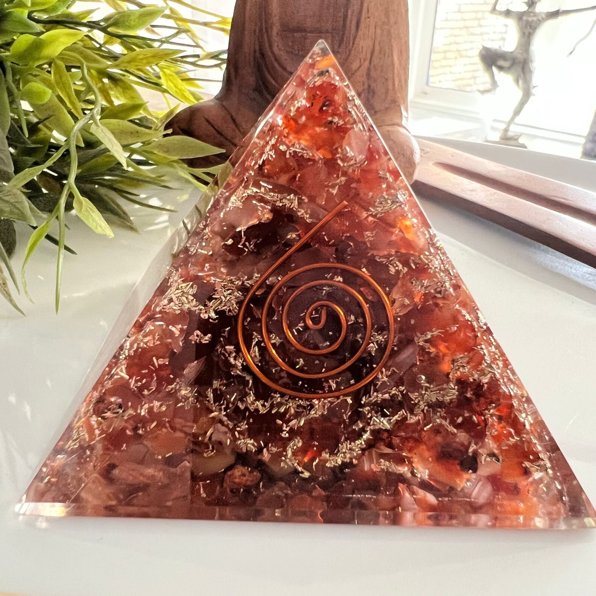 Orgonite Pyramide Carneool - Heiligbeenchakra image 3