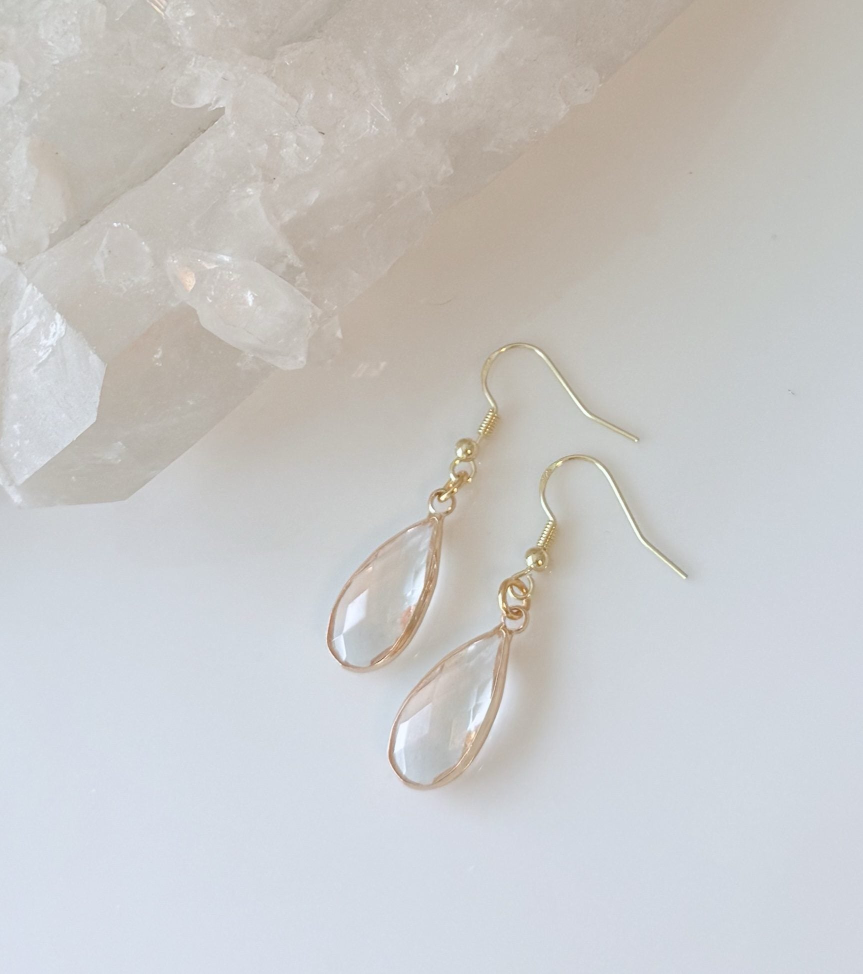 Bergkristal facet oorhangers- 14kt goud image 1