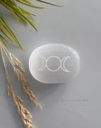 Seleniet ovale handsteen godin symbool image 0