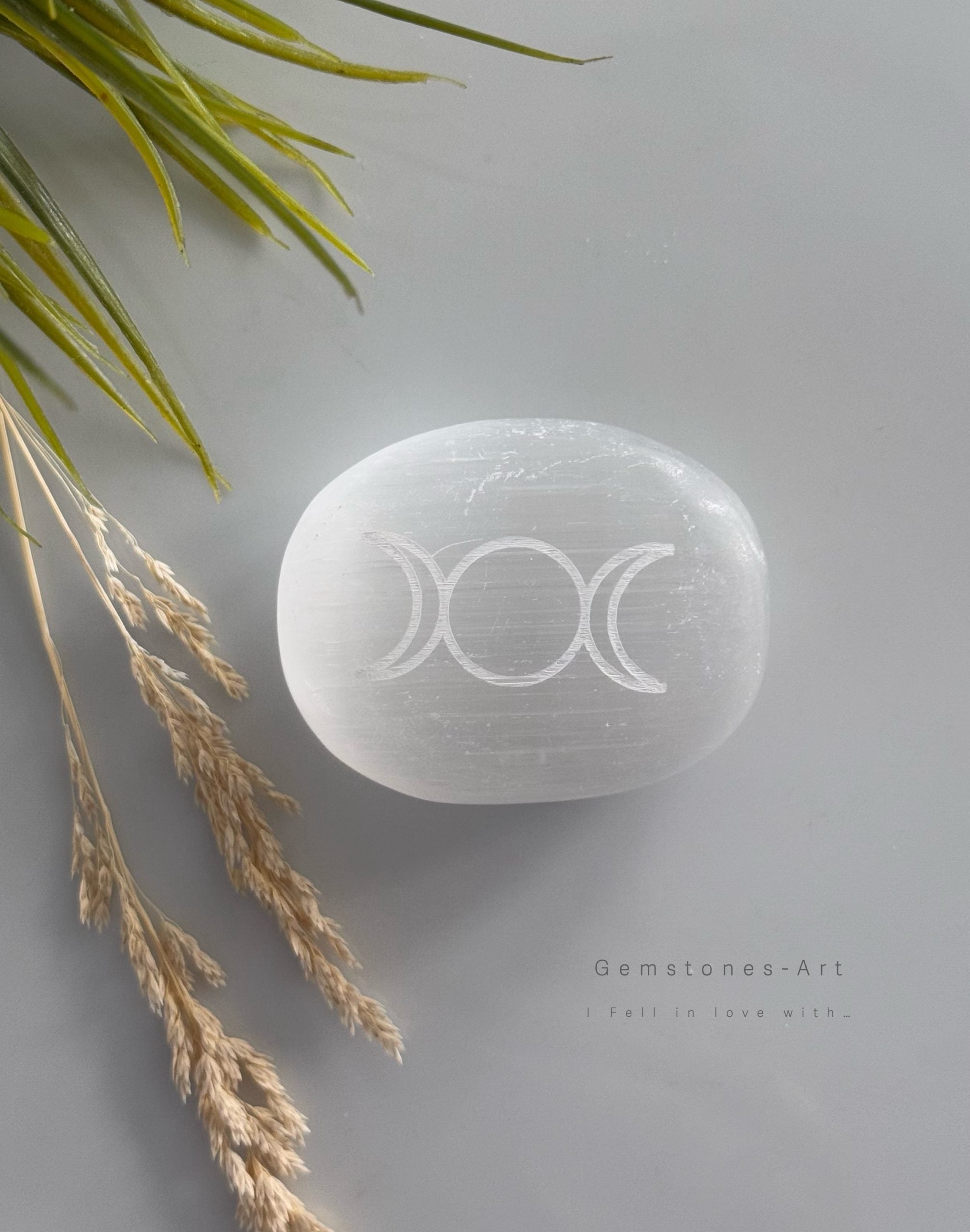 Seleniet ovale handsteen godin symbool image 0