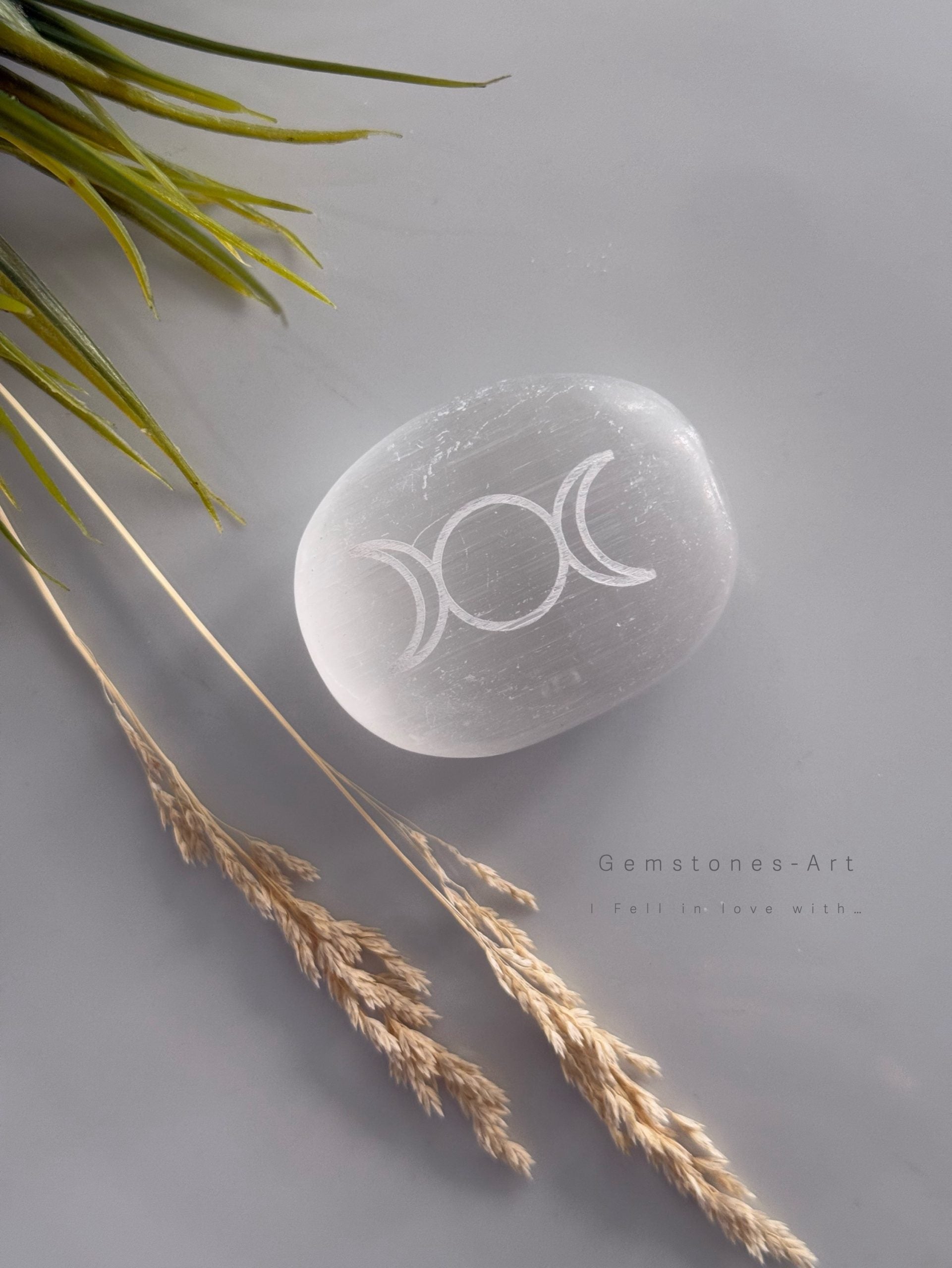 Seleniet ovale handsteen godin symbool image 1