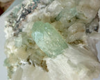Apofylliet (groene) met Stilbiet en soms Heulandiet (Hieros Gamos)