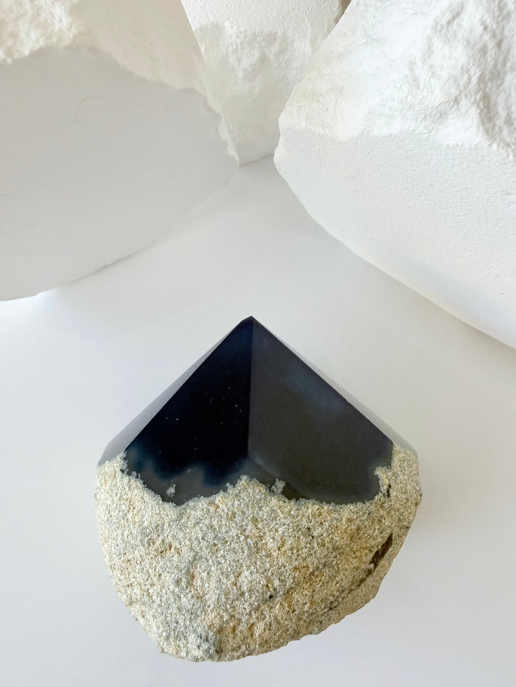 Blauwe Agaat – half ruw, half geslepen
