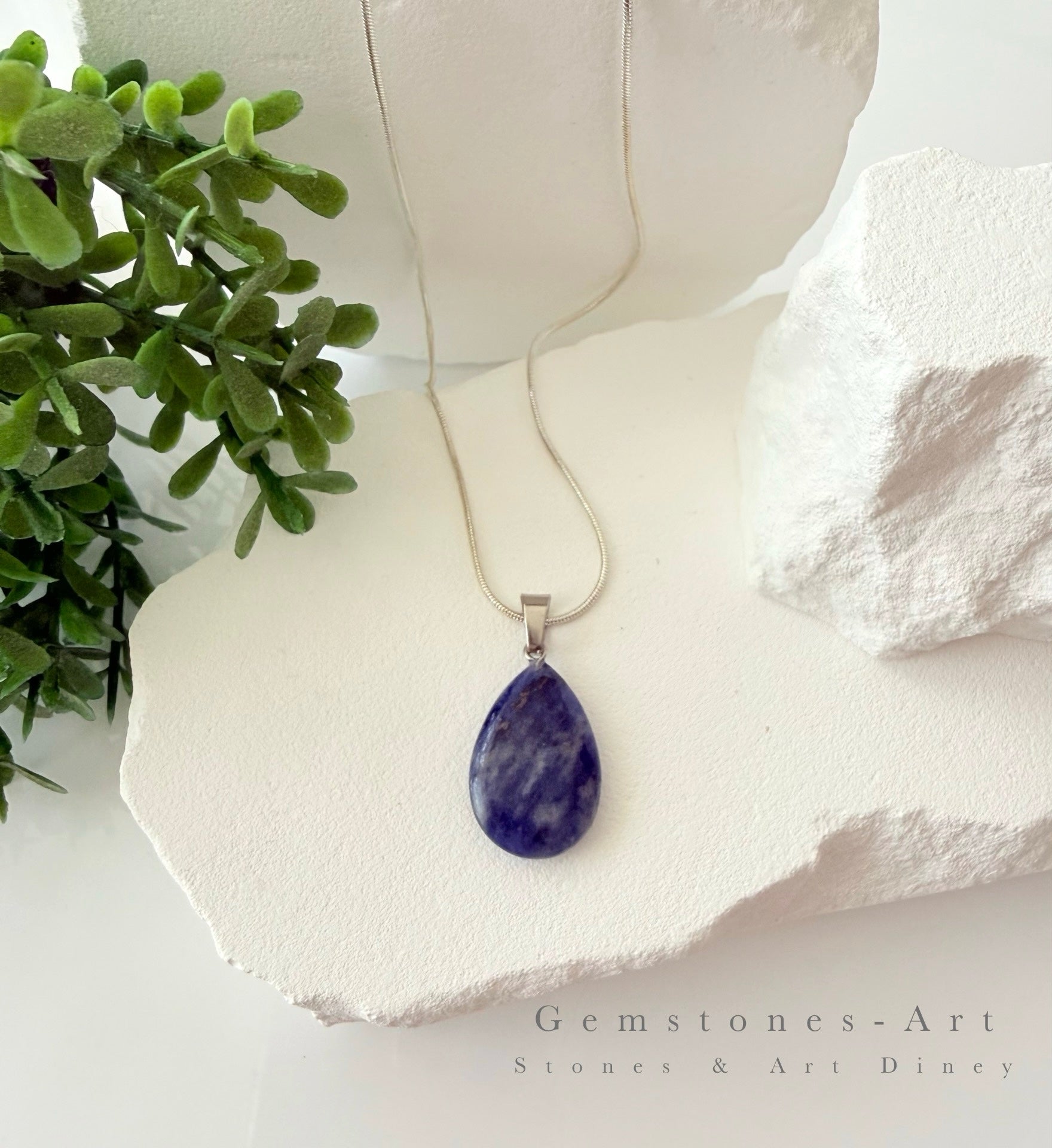 Sodaliet hanger met ketting image 3