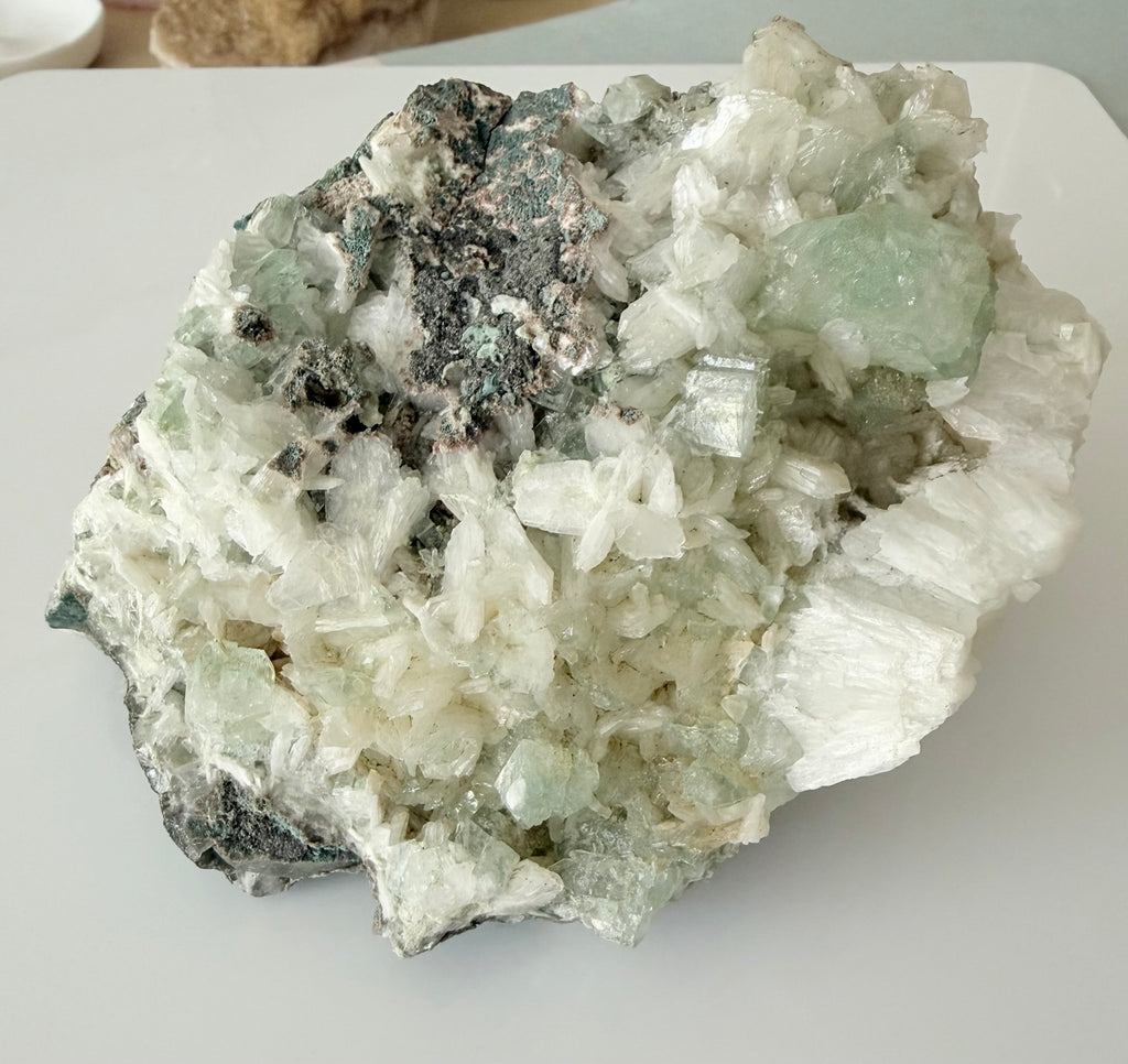 Apofylliet (groene) met Stilbiet en soms Heulandiet (Hieros Gamos)