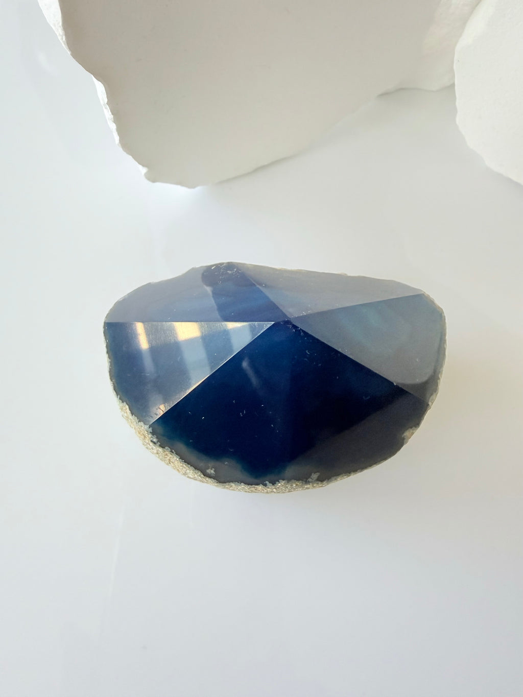 Blauwe Agaat – half ruw, half geslepen