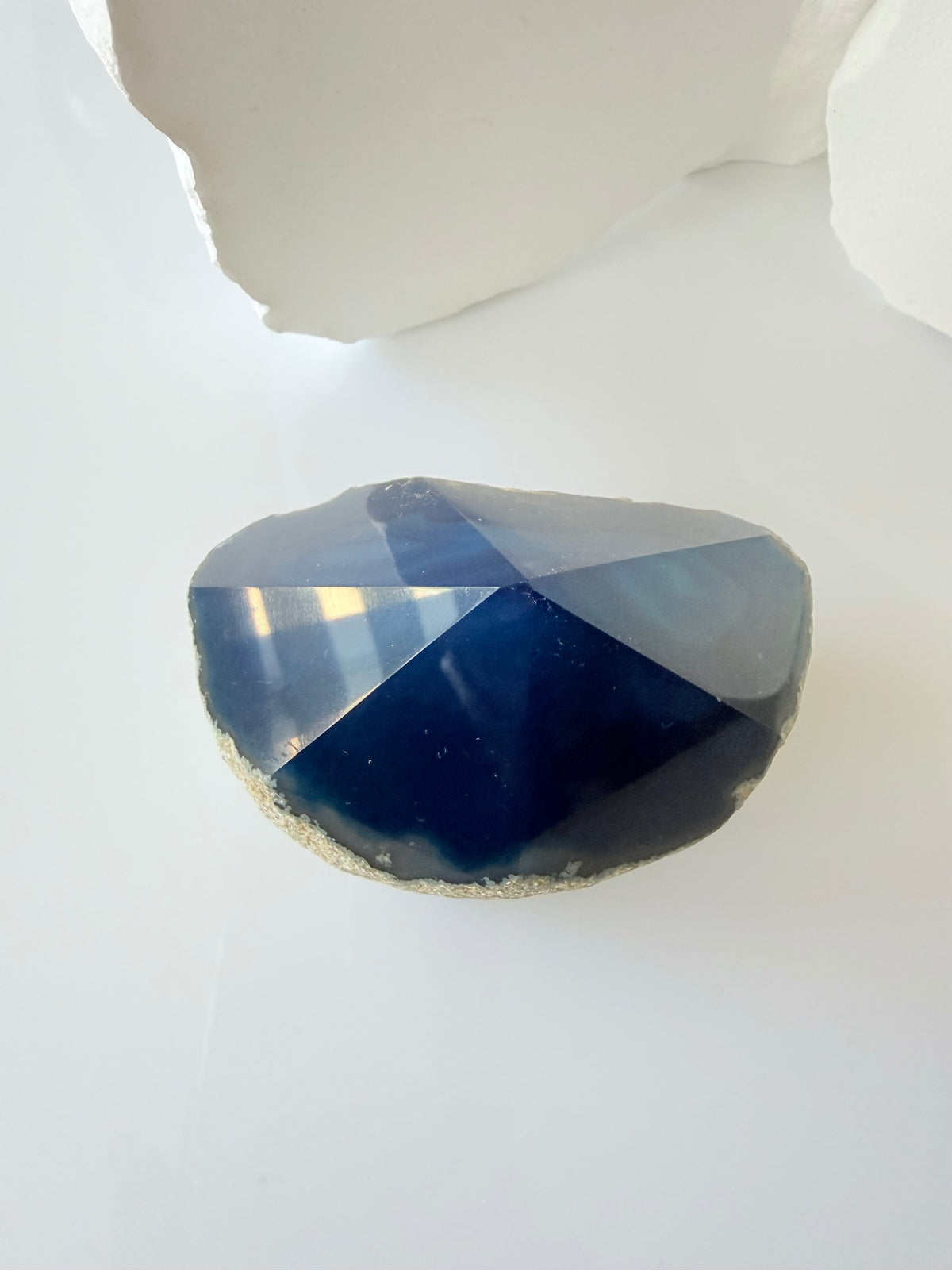 Blauwe Agaat – half ruw, half geslepen