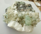 Apofylliet (groene) met Stilbiet en soms Heulandiet (Hieros Gamos)