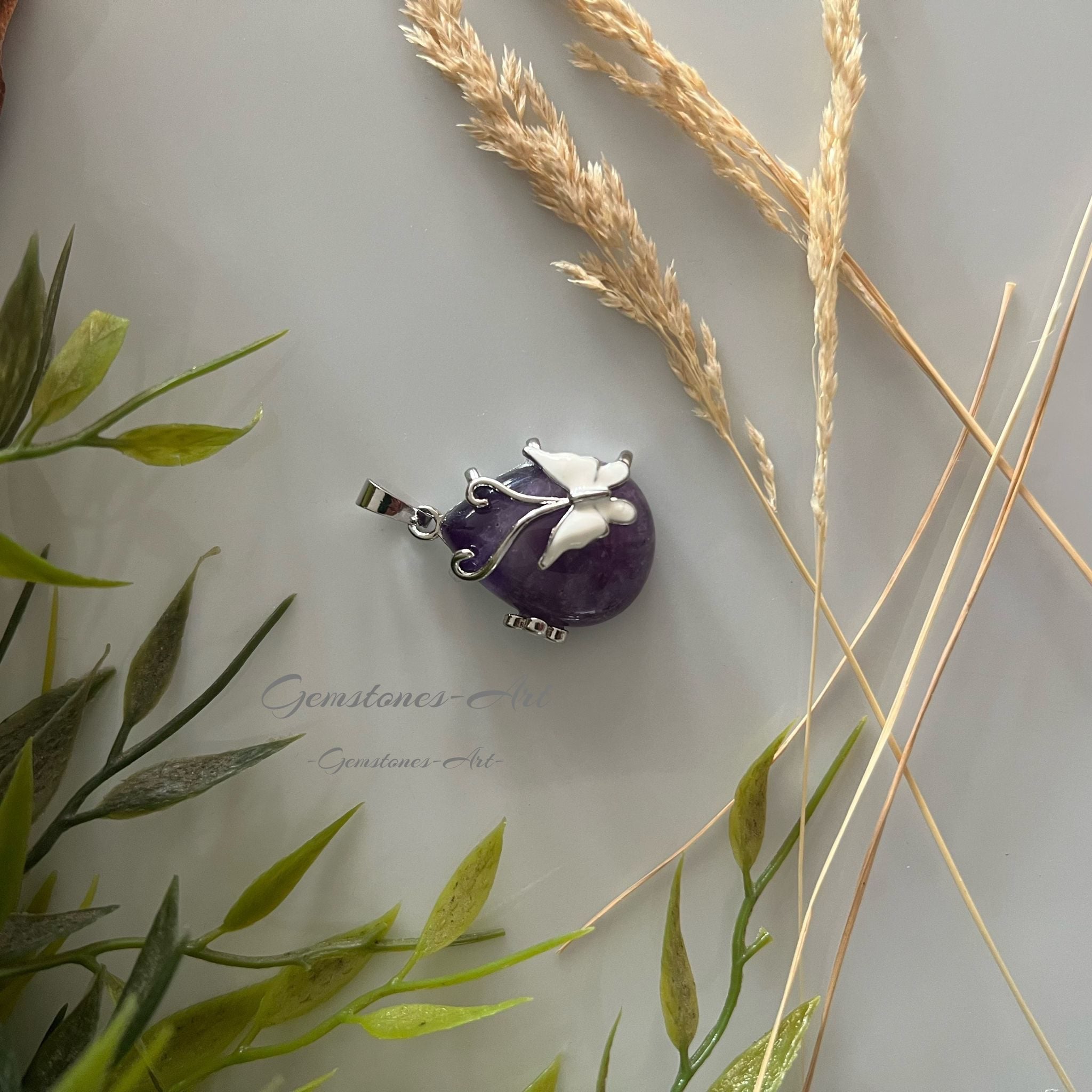 Amethist hanger met witte vlinder image 1