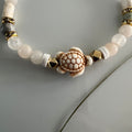 armband maansteen met schildpad tussen bedel image 0